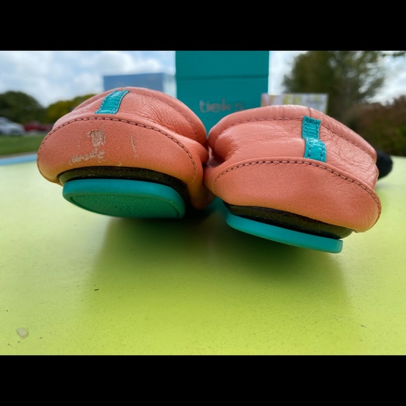 Peach Poppy Tieks! Sz 6. Worn twice but with some scuffs. Sold out online - Picture 3 of 10